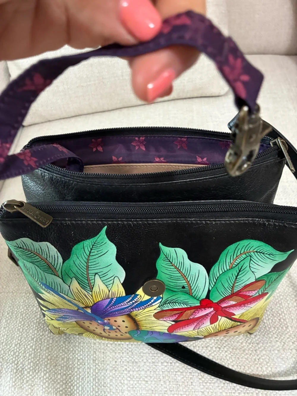 Anuschka EUC Leather Crossbody
Tuscan Paradise Black
Medium Hand Painted Bag - Picture 13 of 16